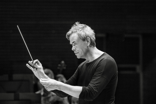 Conductor Hannu LIntu. Photo by Veikko Kähkönen