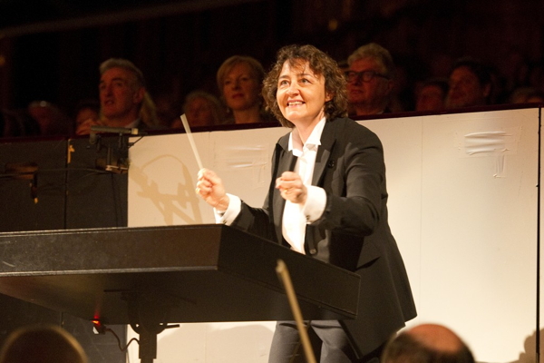 Nathalie Stutzmann conducting.