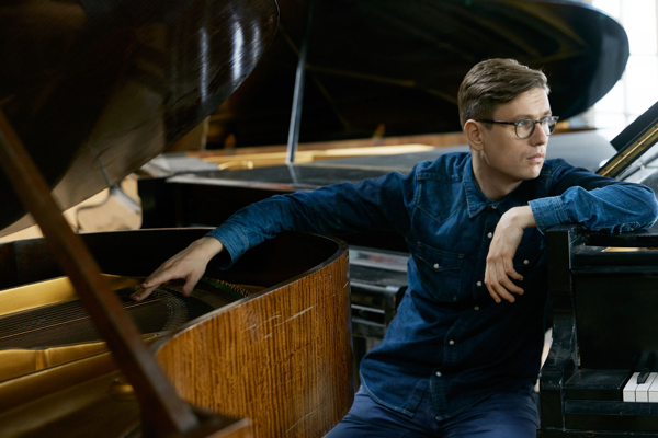 Pianist Víkingur Ólafsson. Photo by Ari Magg.